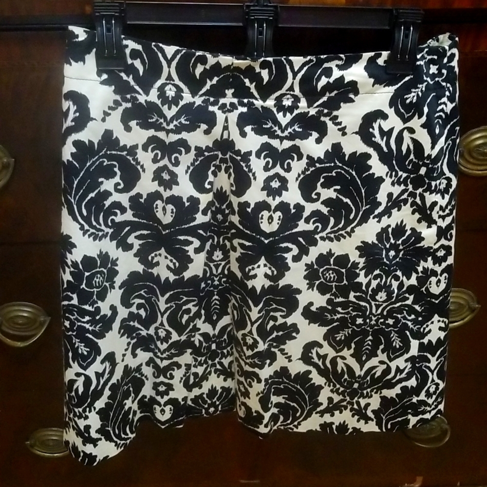 Ladies size 6 Anne Taylor Loft lined skirt